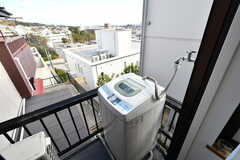 ベランダに設置された洗濯機の様子。(2020-12-17,共用部,LAUNDRY,2F)