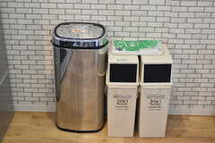 ゴミ箱の様子。シルバーのゴミ箱は手をかざすことで開閉できます。(2020-12-16,共用部,KITCHEN,1F)