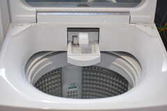 洗濯機には、襟や袖の汚れを落とせる超音波洗浄機能が付いています。(2022-02-18,共用部,LAUNDRY,1F)