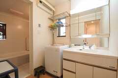 脱衣室の様子。洗面台、洗濯機が設置されています。(2012-07-14,共用部,BATH,1F)