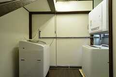 洗濯機が2台、乾燥機が1台設置されています。(2014-09-29,共用部,LAUNDRY,1F)