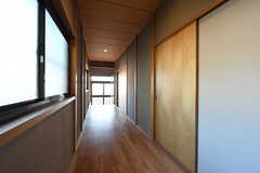 廊下の様子。玄関側から101、102号室です。(2017-10-11,共用部,OTHER,1F)