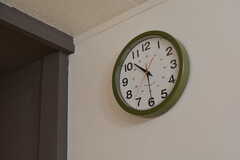 コタツの上には時計。(2022-03-11,共用部,LIVINGROOM,1F)