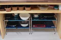 フライパンや鍋類はオープンな棚に収納されています。(2022-03-11,共用部,KITCHEN,1F)
