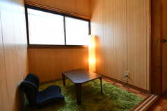 廊下に面してローテーブルとソファが置かれたスペースがあります。(2020-06-23,共用部,LIVINGROOM,2F)