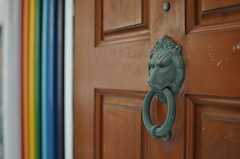 玄関にはライオンのドアノッカー。(2013-03-30,共用部,OUTLOOK,1F)