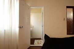 リビング脇のドアはバスルームです。(2013-03-30,共用部,LIVINGROOM,1F)