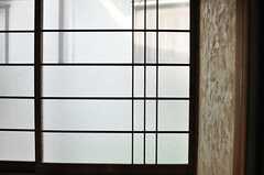 窓は下半分が磨りガラス。（201号室）(2013-03-30,専有部,ROOM,1F)