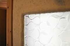 漆喰壁には内窓が設けられています。※家具・小物は住人さんの私物です。（202号室）(2013-03-30,専有部,ROOM,1F)