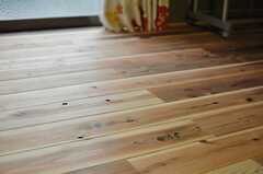 床材は無垢のフローリングです。（101号室）(2013-03-30,専有部,ROOM,1F)