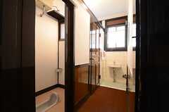 トイレは和式と様式が1台ずつ。突き当りに洗面台が設けられています。(2015-10-20,共用部,TOILET,1F)