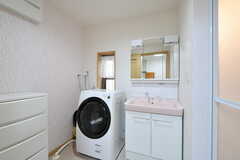 脱衣室には洗面台と洗濯機が設置されています。(2022-02-17,共用部,LAUNDRY,1F)