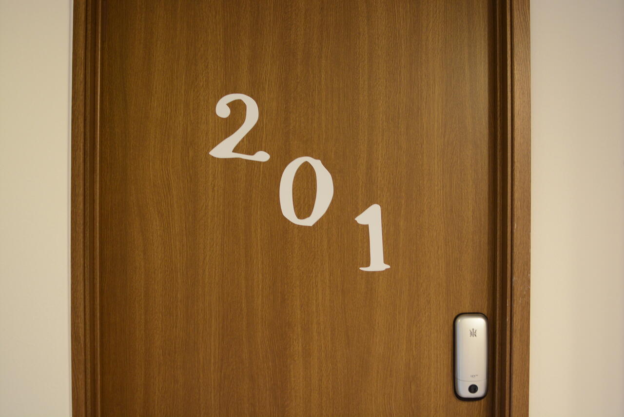 部屋番号は大胆にドアに描かれています。（201号室）|2F 部屋