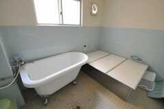 バスルームの様子2。右手のバスタブは利用できないとのこと。(2013-08-02,共用部,BATH,2F)