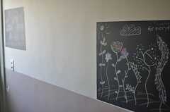 廊下の随所には黒板スペースが。住人さんが思い思いに絵を描いています。(2014-03-11,共用部,OTHER,4F)