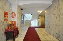 マンションの共用廊下は広く、質感も良いです。階段脇にエレベーターがあります。(2012-10-01,周辺環境,ENTRANCE,1F)