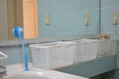 洗面道具を入れるカゴが用意されています。(2012-10-01,共用部,BATH,4F)