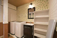 廊下に設置された洗面台とランドリー。(2022-09-29,共用部,OTHER,1F)