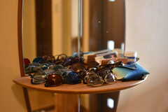 姿見の前には、運営事業者さんが趣味で集めているサングラスが飾られています。(2019-02-13,共用部,OTHER,2F)
