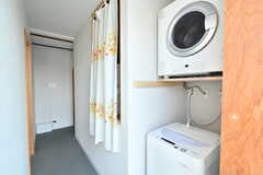 洗濯機と乾燥機の様子。乾燥機はガス式です。(2021-03-09,共用部,LAUNDRY,4F)