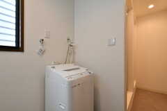 洗濯機の様子。奥がシャワールームです。(2021-07-10,共用部,LAUNDRY,1F)