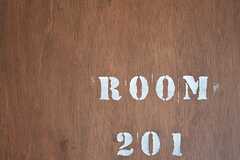 専有部のドアにはステンシルでサインが描かれています。(2015-09-01,専有部,ROOM,2F)