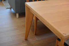 ダイニングテーブルの脚は、ひとクセあるデザイン。(2023-03-15,共用部,LIVINGROOM,1F)