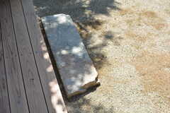 足元の敷石も、以前から庭で使われていたものだとか。(2023-03-15,共用部,OTHER,1F)
