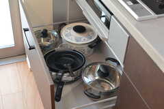 鍋類はヒーター下の引き出しに収納されています。(2023-03-15,共用部,KITCHEN,1F)