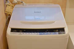 脱衣室に設置された洗濯機。(2023-03-15,共用部,LAUNDRY,1F)