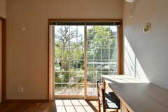 格子窓と庭の緑の組み合わせが素敵。（101号室）(2023-03-15,専有部,ROOM,1F)