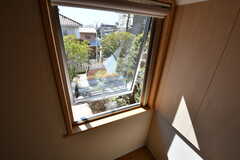 窓からは庭がチラリ。（102号室）(2023-03-15,専有部,ROOM,1F)