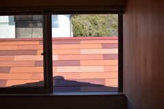 窓から見える屋根のタイルが可愛いです。（201号室）(2023-03-15,専有部,ROOM,2F)