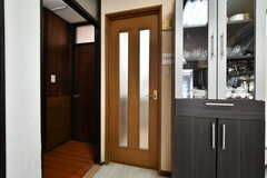 食器棚脇にバスルームのドアがあります。(2023-06-21,共用部,OTHER,1F)