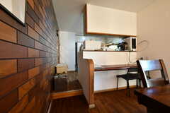 キッチンは数段上がったところに位置しています。(2022-12-08,共用部,LIVINGROOM,1F)