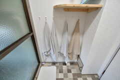 脱衣室にはタオル用フックが設置されています。(2022-12-08,共用部,BATH,1F)