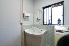 脱衣室に設置された洗面台。(2022-12-08,共用部,WASHSTAND,1F)