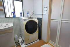 脱衣室に設置されたドラム式洗濯乾燥機。(2022-12-08,共用部,LAUNDRY,1F)