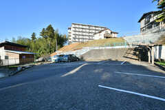 駐車場の様子2。スペースは広大です。(2022-12-08,共用部,GARAGE,1F)