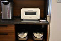 キッチン家電の様子。BALMUDAのオーブントースターです。(2020-02-05,共用部,KITCHEN,1F)