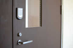 玄関の鍵はナンバー式のオートロック。(2014-03-17,周辺環境,ENTRANCE,1F)