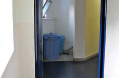 納戸には共用の大きなゴミ箱が設置されています。(2010-10-15,共用部,OTHER,2F)