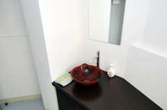 トイレ内にはカラフルな洗面ボウル。(2010-10-15,共用部,TOILET,3F)