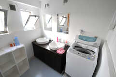 洗面台と洗濯機の様子。(2010-10-15,共用部,LAUNDRY,3F)
