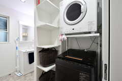 洗濯機は10kgまで対応の大型のもの、乾燥機はガス式です。一時的に洗濯物かごを置いておける棚が取り付けられています。(2020-08-17,共用部,LAUNDRY,1F)