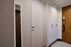玄関の隣にシャワールームがあります。(2020-08-17,共用部,BATH,1F)