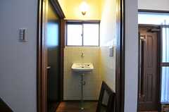 玄関脇にある洗面台の様子。左のドアはトイレです。(2012-11-20,共用部,OTHER,1F)
