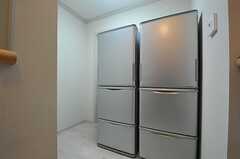 冷蔵庫は2台あります。冷蔵庫の隣のドアはランドリーへ続いています。(2014-02-27,共用部,KITCHEN,1F)