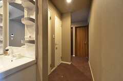 廊下の様子。2つの白いドアはトイレです。(2016-03-01,共用部,OTHER,1F)