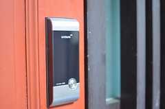玄関のドアはナンバー式のオートロックです。(2013-07-29,周辺環境,ENTRANCE,1F)